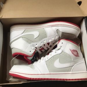 Jordan 1 Mid (Hare Jordan)